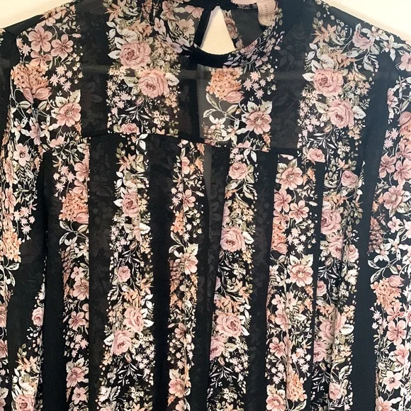 Forever 21 sheer floral top - Picture 2 of 8